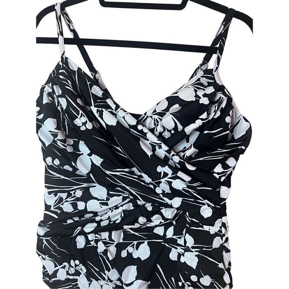 Croft and Barrow black and white plus size swimsuit size 20 - Picture 3 of 6